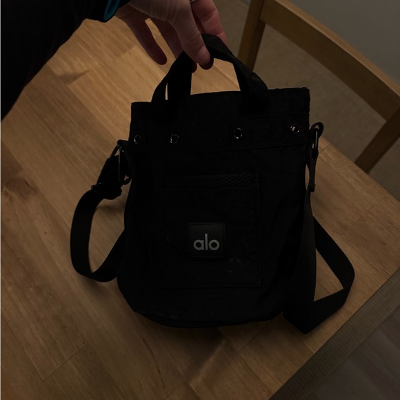ALO Yoga Handbags - ALO Yoga Black Belt Bag